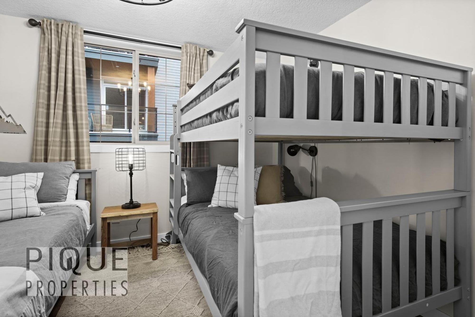 Mystic Mountain Chalet, Heated Outdoor Pool & Hot Tub, Free Parking, Fast Wifi! Canmore Exterior foto