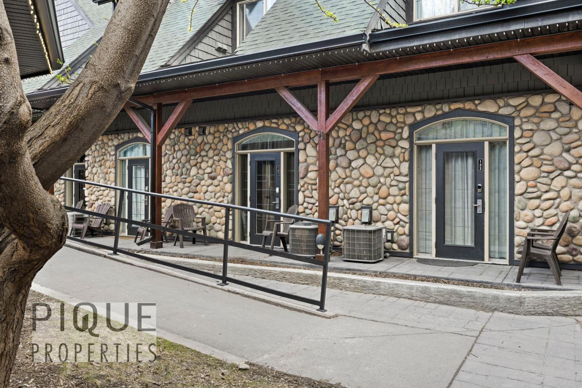Mystic Mountain Chalet, Heated Outdoor Pool & Hot Tub, Free Parking, Fast Wifi! Canmore Exterior foto