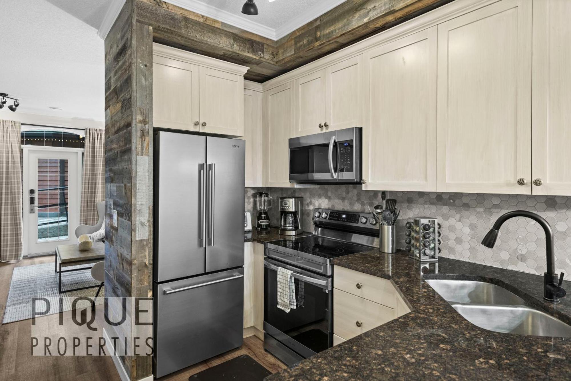 Mystic Mountain Chalet, Heated Outdoor Pool & Hot Tub, Free Parking, Fast Wifi! Canmore Exterior foto
