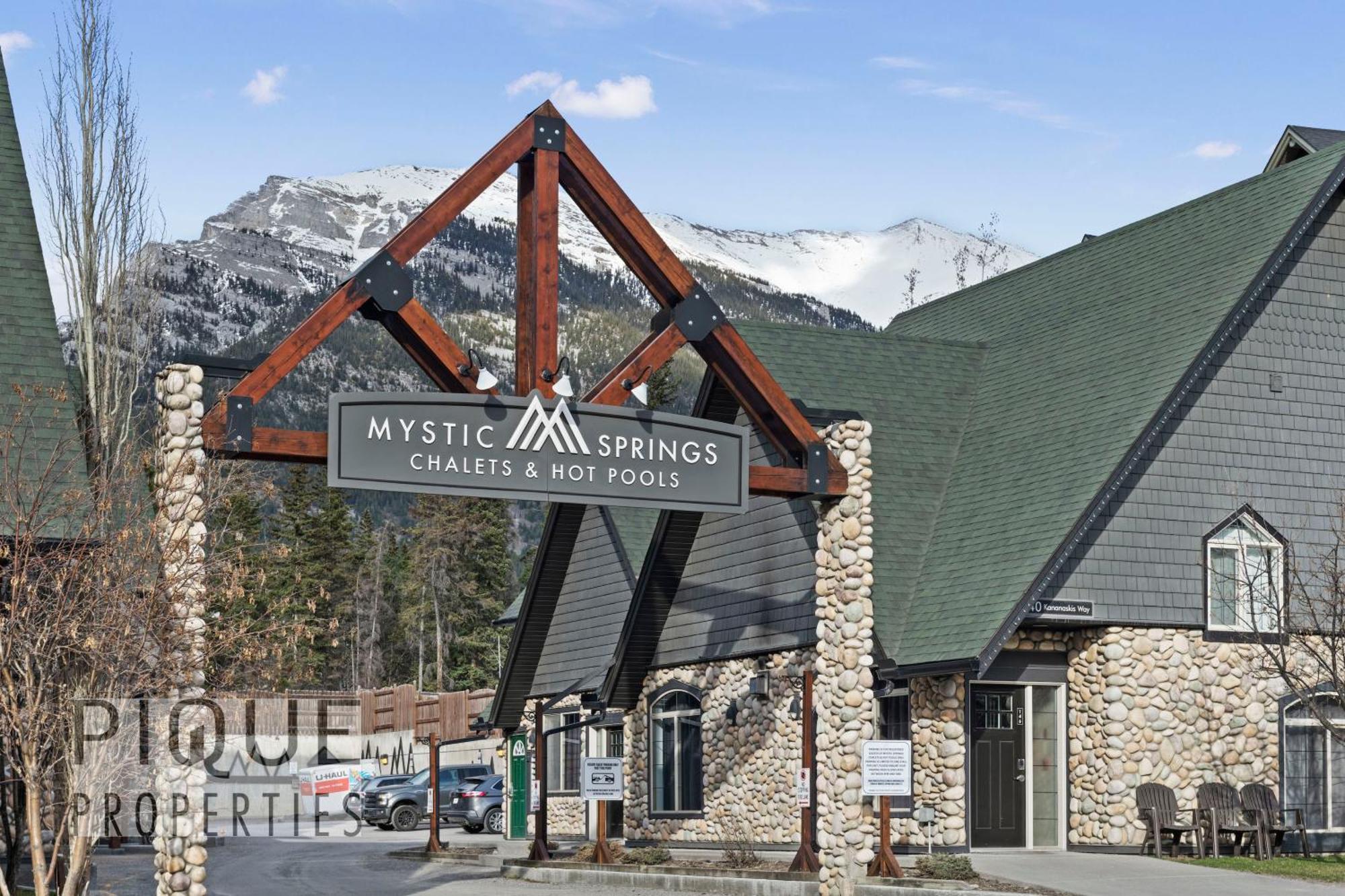 Mystic Mountain Chalet, Heated Outdoor Pool & Hot Tub, Free Parking, Fast Wifi! Canmore Exterior foto