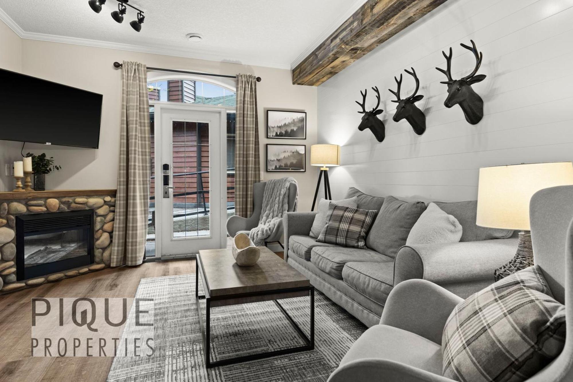 Mystic Mountain Chalet, Heated Outdoor Pool & Hot Tub, Free Parking, Fast Wifi! Canmore Exterior foto