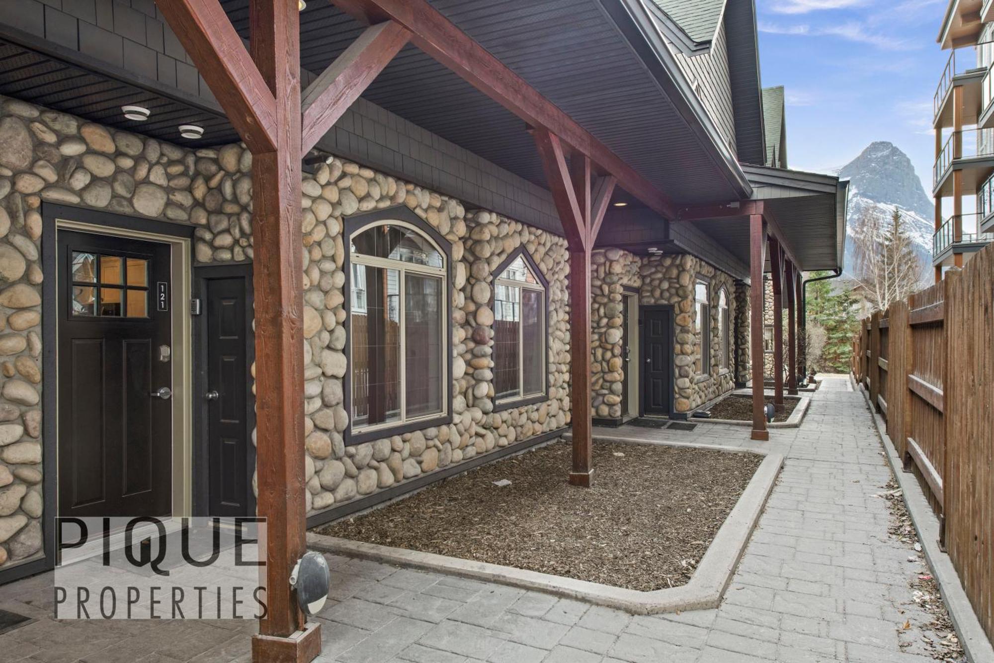 Mystic Mountain Chalet, Heated Outdoor Pool & Hot Tub, Free Parking, Fast Wifi! Canmore Exterior foto